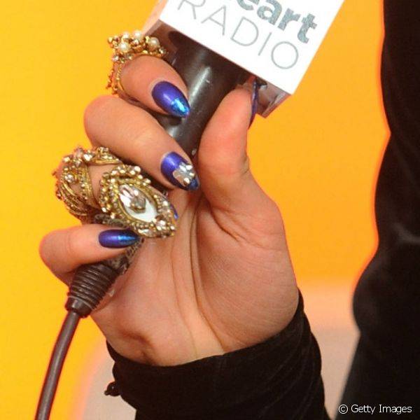 Rita Ora criou unha filha única com aplicação de cristal sobre esmalte azul cobalto com acabamento metalizado durante evento Z100's Jingle Ball 2014